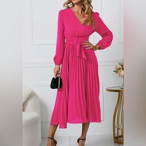 NWOT- V-neck long sleeve pleated dress with belt. Size 2XL